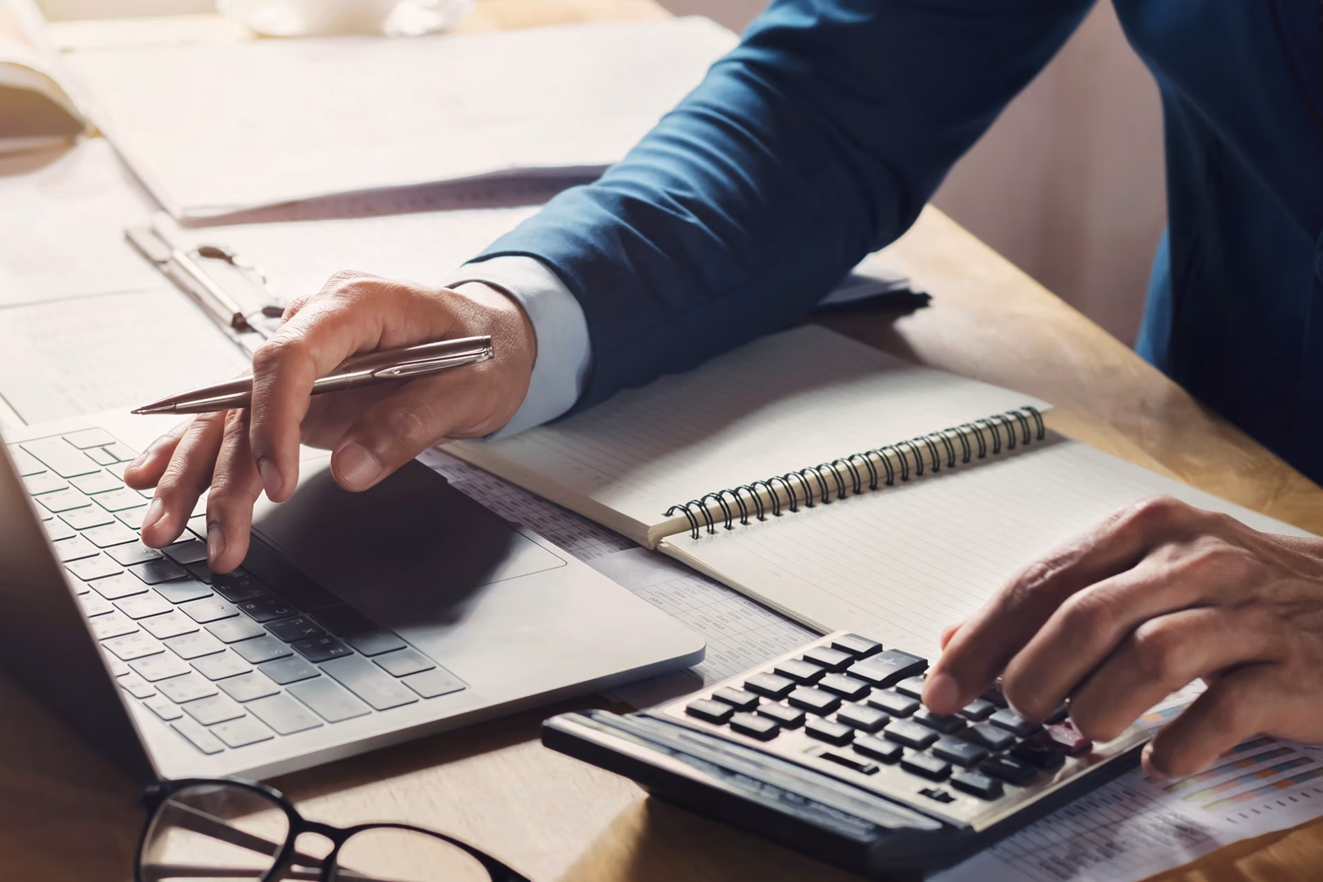 Professionista che lavora a una vendita, ristrutturazione edile